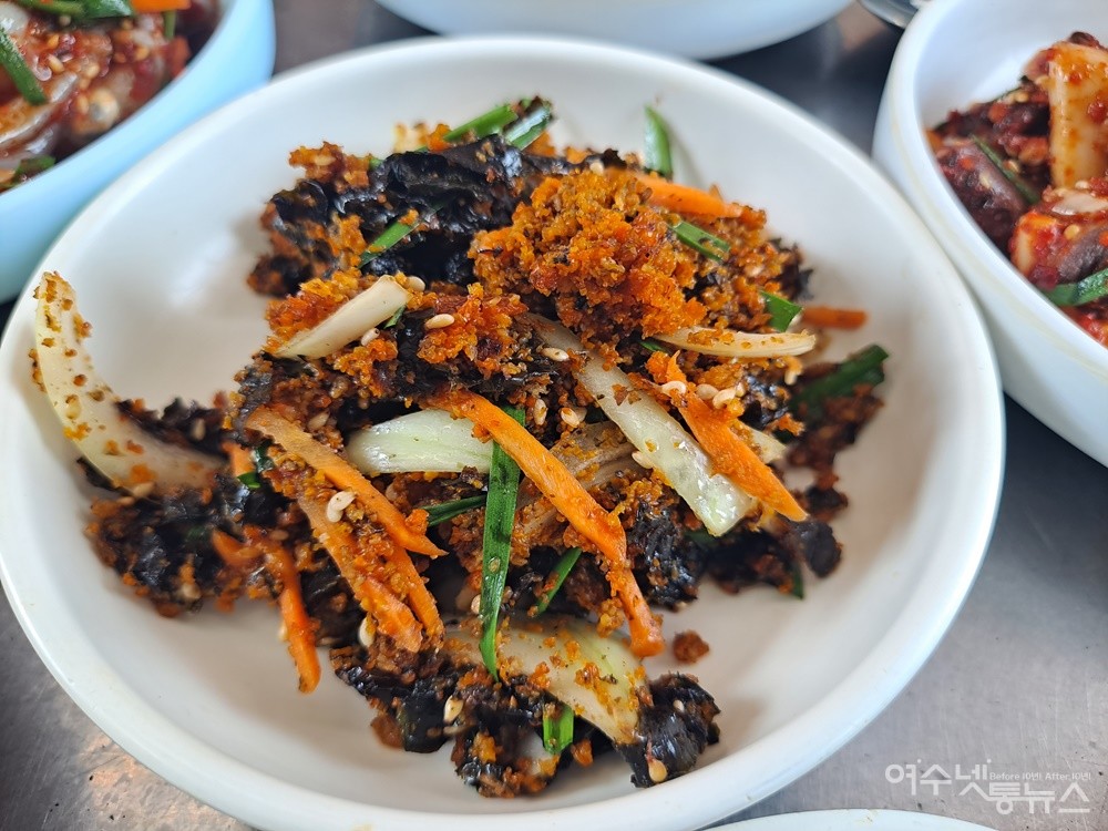 ▲ 성게알과 돌김을 갖은 양념에 버무려낸 성게알돌김 무침이다. ⓒ조찬현