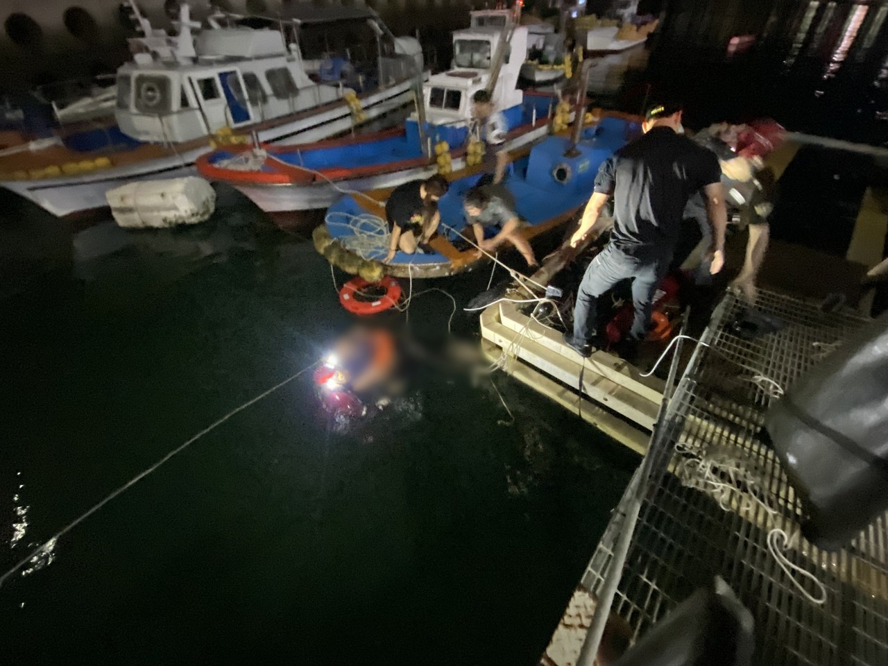 ▲ 여수해경이 하멜등대 인근 해상 추락한 익수자를 구조하고 있다. ⓒ여수해경