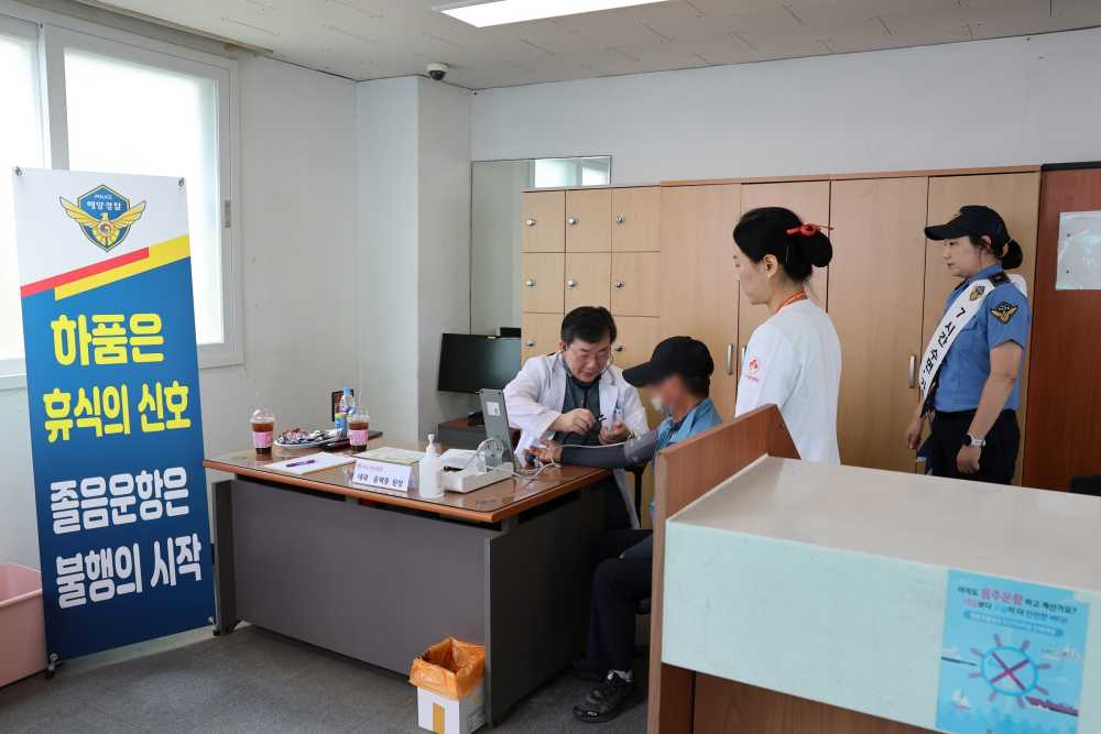 ▲가온병원 윤택중 원장 낚시어선 종사자 대상 피로도 점검을 실시중이다. ⓒ여수해양경찰서