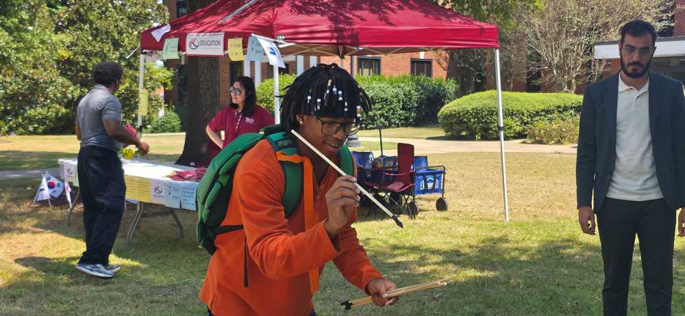 ▲트로이대 학생들이 ‘K-웨이브데이’에 참여해 투호 놀이를 즐기고 있다. ⓒ전라남도교육청