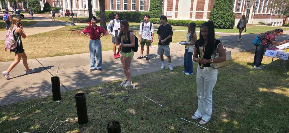 ▲트로이대 학생들이 ‘K-웨이브데이’에 참여해 공기놀이를 즐기고 있다.  ⓒ전라남도교육청