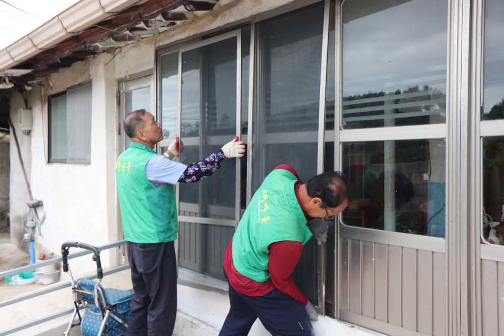 ▲방충망 교체 봉사활동을 실시했다. ⓒ새마을지도자여수시협의회
