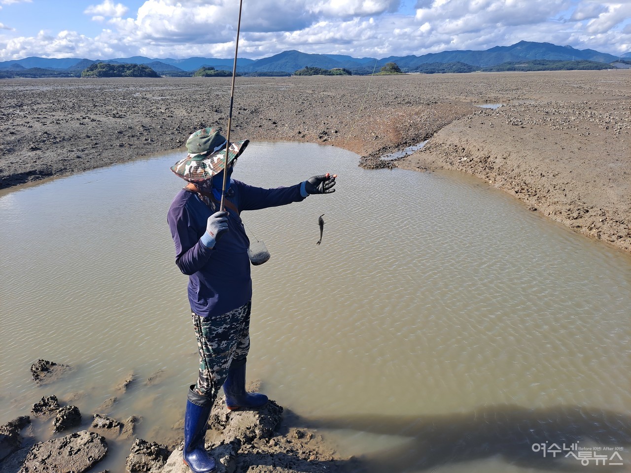 ▲ 레인보우교 아래 노둣길 갯벌에서 한 관광객이 망둥어 낚시를 하고 있다. ⓒ조찬현