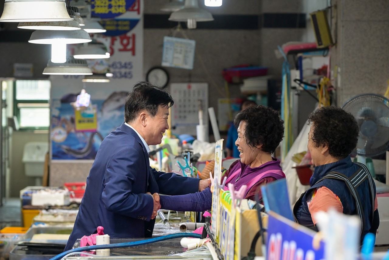 ▲지난 22일 추석 명절을 앞두고 관내 전통시장을 찾아 민생회복 소비쿠폰 조기 사용을 독려하고 소상공인을 격려했다. ⓒ여수시