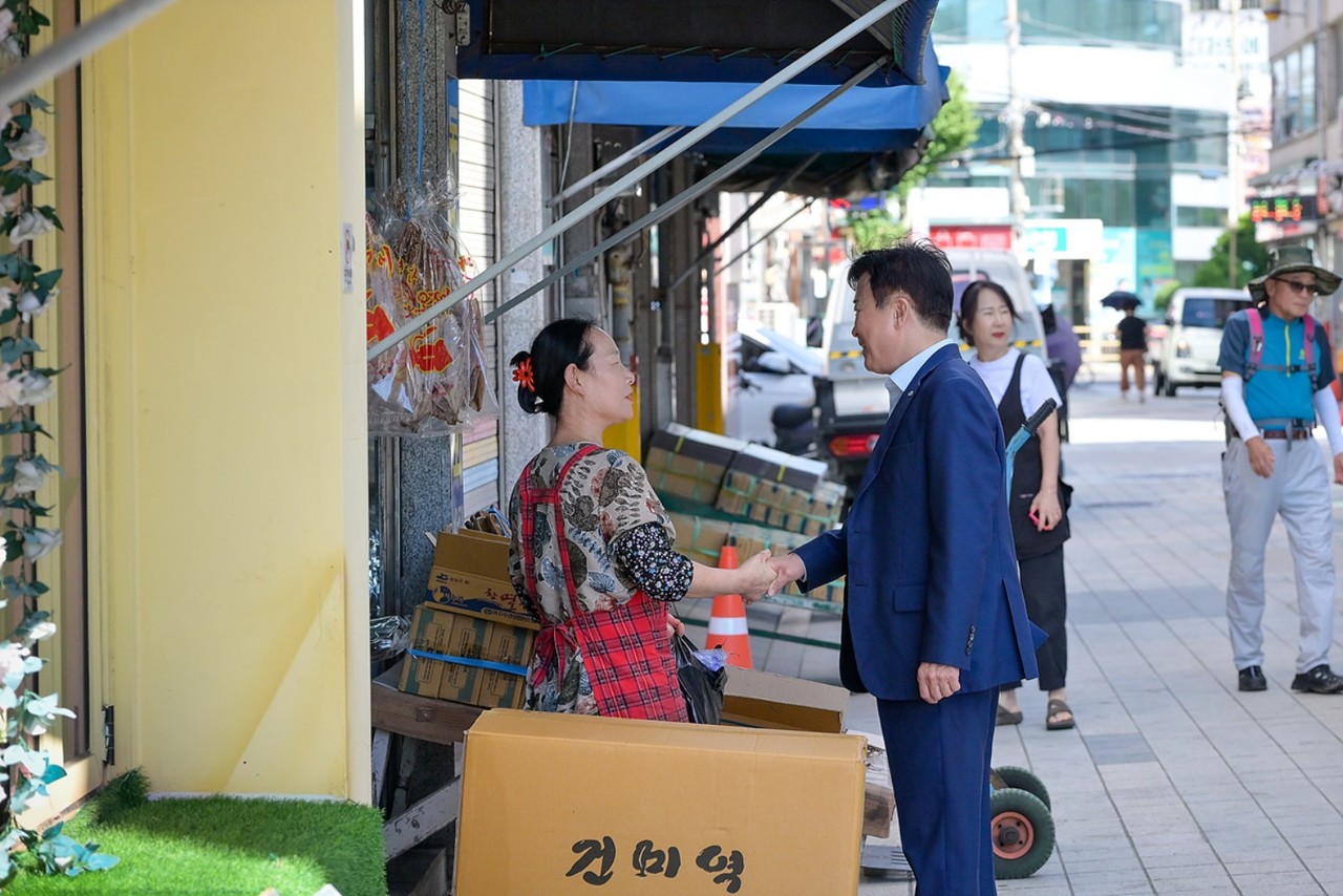 ▲ 지난 22일 추석 명절을 앞두고 관내 전통시장을 찾아 민생회복 소비쿠폰 조기 사용을 독려하고 소상공인을 격려했다. ⓒ여수시