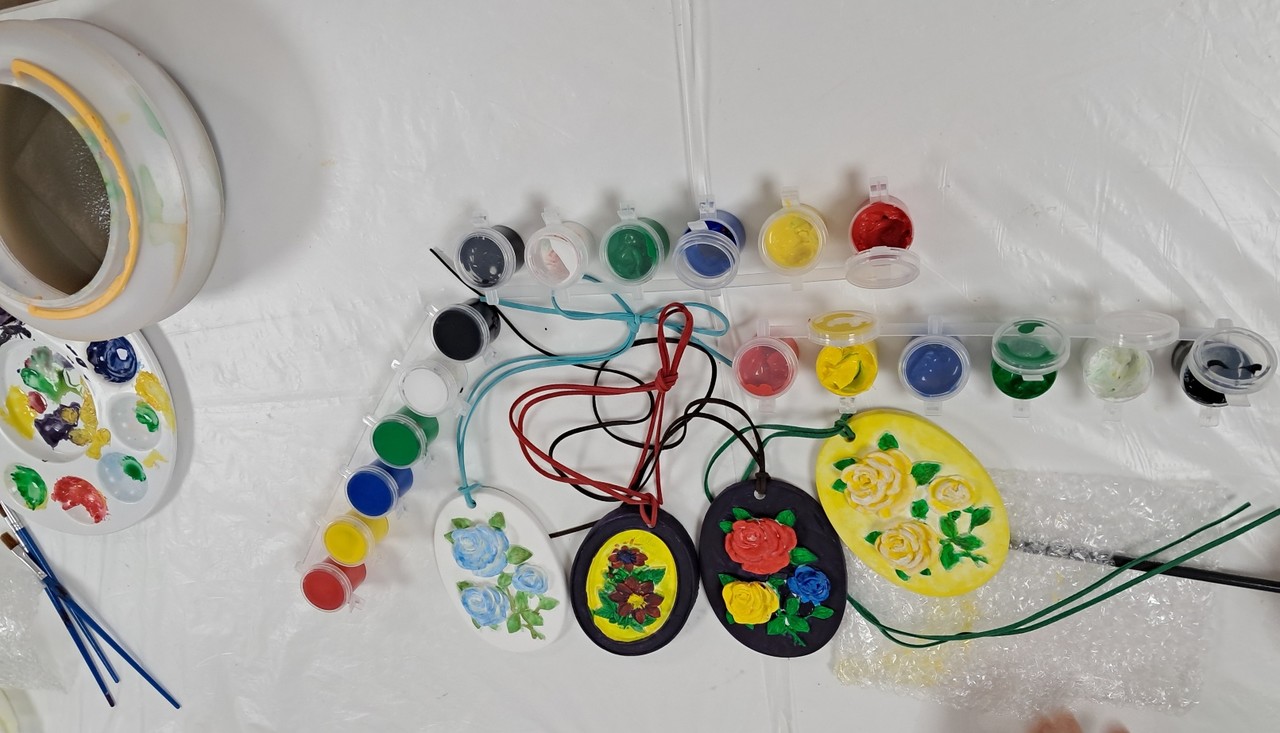 ▲ 디퓨저 만들기에 사용할 물감과 여러 색깔의 끈 ⓒ성미경