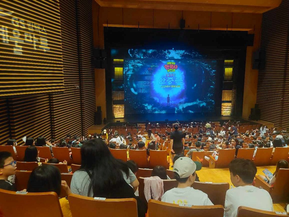 ▲지난 20일 GS칼텍스 예울마루 대극장에서 드림스타트 사례관리 아동과 가족 52명을 대상으로 문화 체험활동을 진행했다. ⓒ여수시