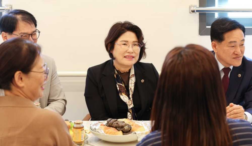 ▲ 추석을 앞두고 여수 다함께돌봄 아이나래행복센터 6호점을 방문해 위문품을 전달하고 있다. ⓒ전라남도의회