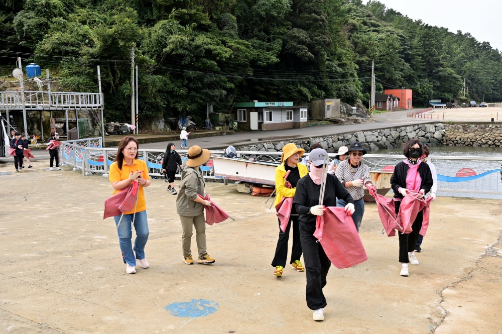 ▲ 쓰레기 줍기  ⓒ여수미술관