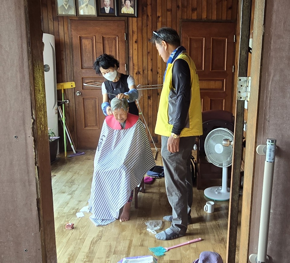 ▲ 거동이 불편한 김모진 할머니 댁을 방문하다. ⓒ김광호