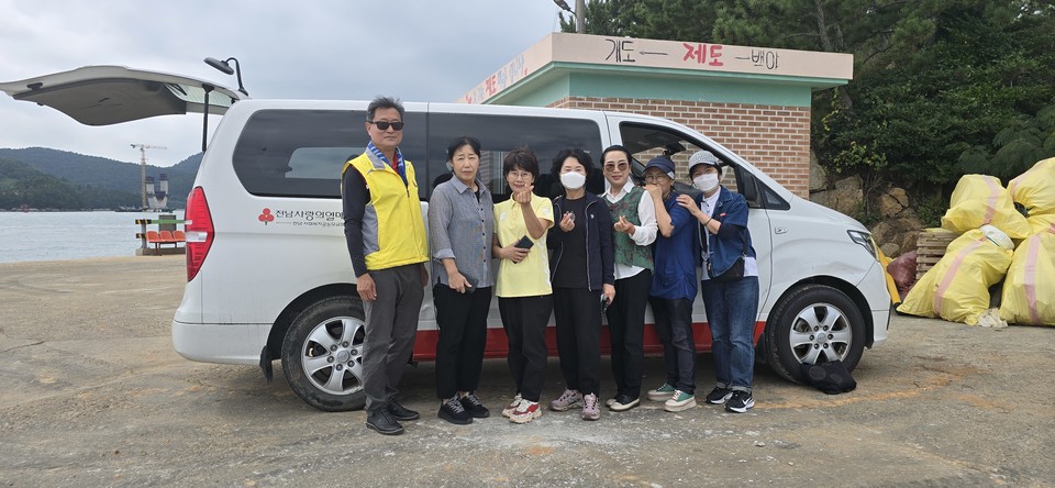▲ 여수시민복지포럼(임채욱 이사장), 미용재능기부 봉사자들 ⓒ김광호