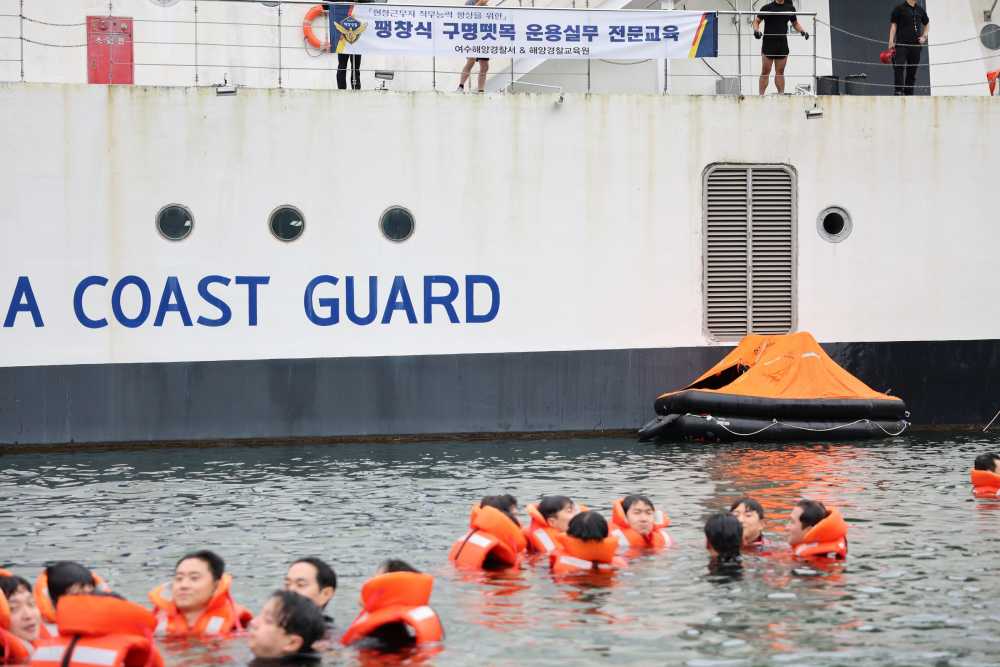▲구명뗏목 운용 전문 교육 사진 ⓒ여수해양경찰서