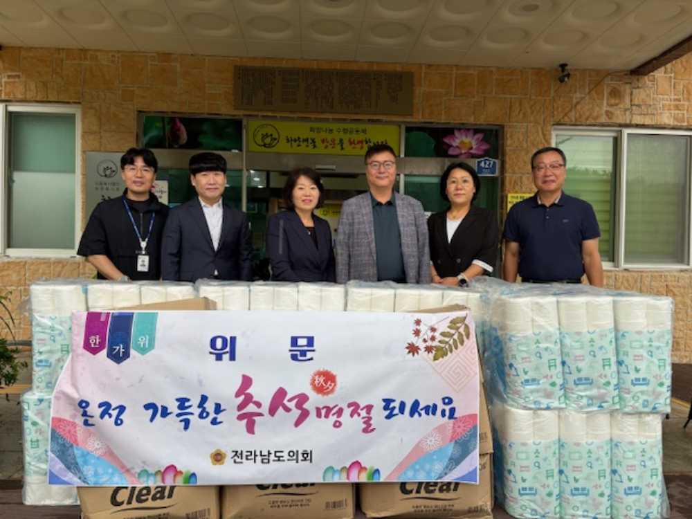 ▲ 여수 하얀연꽃을 방문해 위문품을 전달하는 최동익 의원 ⓒ전라남도의회