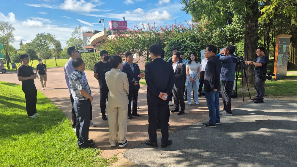 ▲ 여수MBC 순천이전 반대 범시민대책위원회는 26일 순천시를 방문해 순천시 관계자에게 여수MBC 순천이전 반대 항의서한을 전달했다. ⓒ여수시