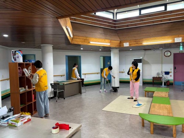 ▲ 제23기 행정전문 리더과정 교육생 24명이 담양혜림종합복지관에서 봉사활동을 하고 있다. ⓒ전라남도교육청교육연수원