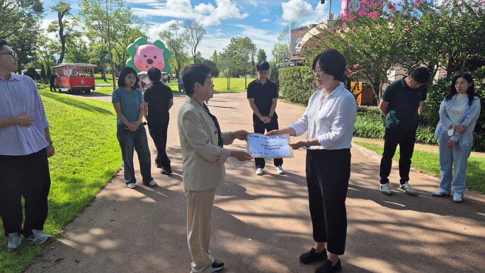 ▲ 여수MBC 순천이전 반대 범시민대책위원회는 26일 순천시를 방문해 순천시 관계자에게 여수MBC 순천이전 반대 항의서한을 전달했다. ⓒ여수시