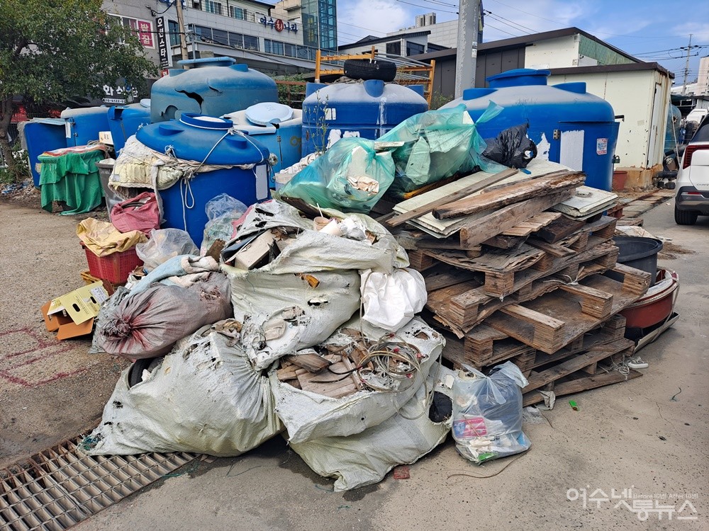 ▲ 국동항에 치우지 않고 쌓아둔 쓰레기더미다. ⓒ조찬현