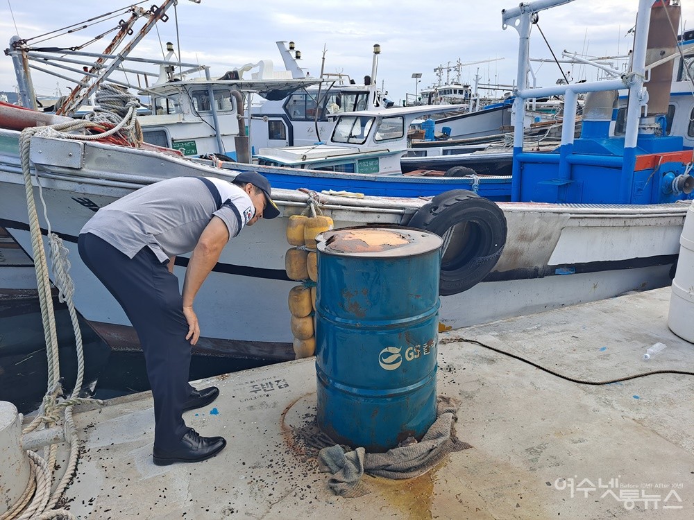 ▲ 여수해양경찰서 바다파출소 소속 경찰이 현장에 긴급 출동해 오염원을 살펴보고 있다. ⓒ조찬현