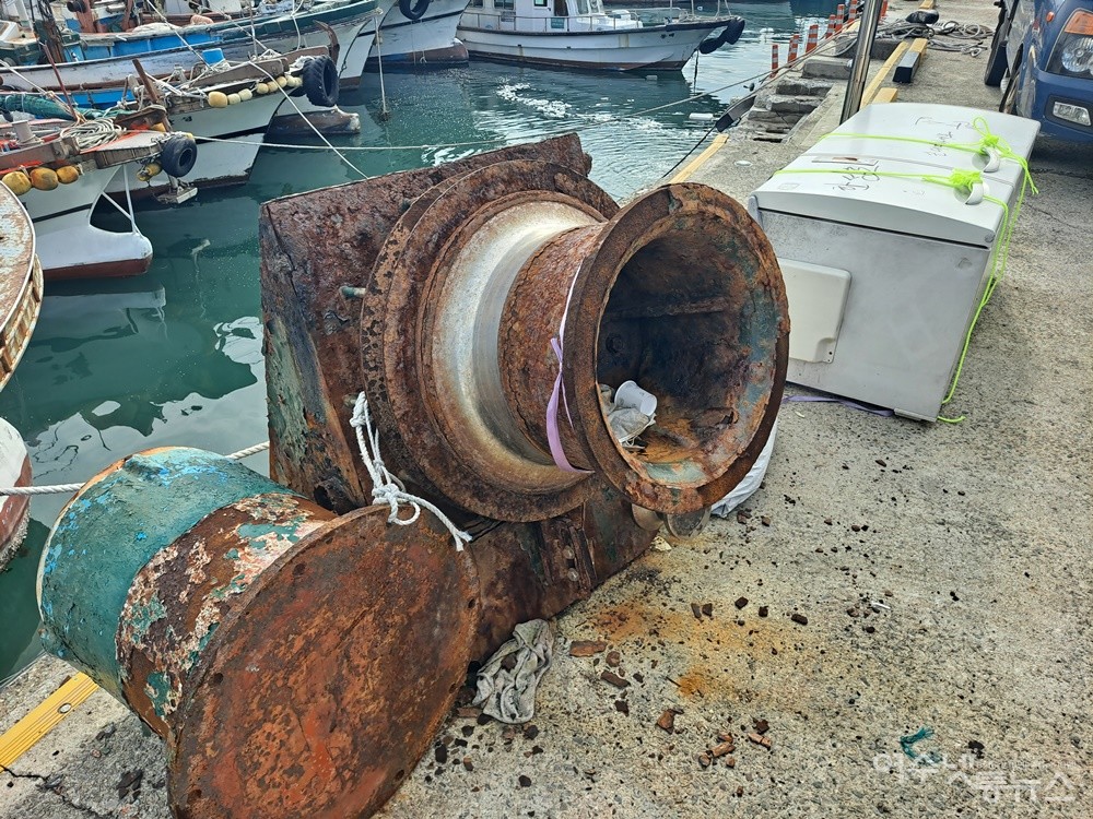 ▲ 수리를 위해 선박에서 뜯어놓은 부품과 폐냉장고가 널브러져 있다. ⓒ조찬현