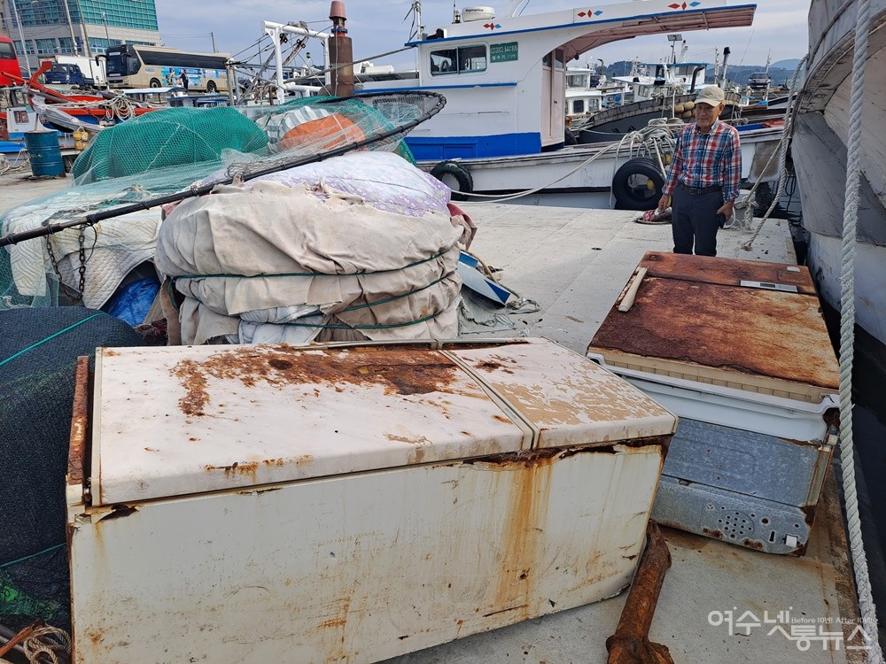 ▲ 부잔교에는 폐어구와 폐냉장고 등 쓰레기가 한가득 쌓여 있다. ⓒ조찬현