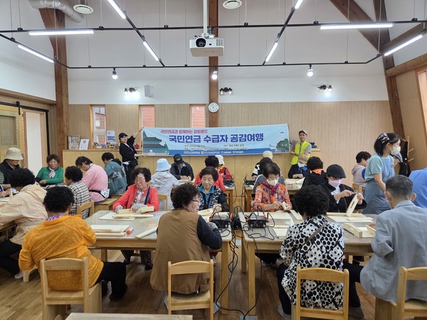 ▲ 목제문화체험장에서 목제 체험중인 국민연금 수급자 어르신 ⓒ조상아
