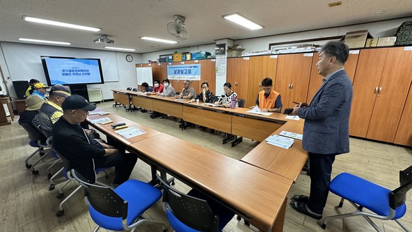 ▲ 일년 간 프로그램 참여를 격려하는 문수종합사회복지관 임봉춘 관장