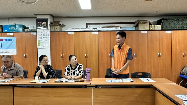 ▲ 참여자들에게 격려의 인사를 전하는 여수문수주거행복지원센터 장수일 팀장