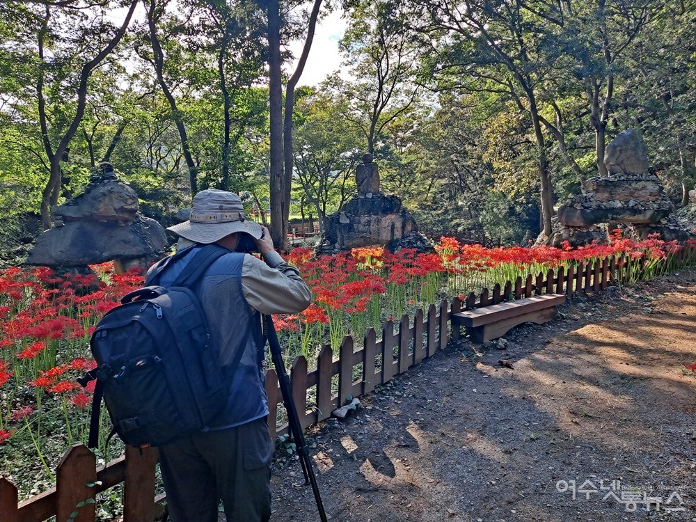 ▲ 여수 흥국사 108 돌탑 주변에서 한 사진작가가 사진을 찍고 있다. ⓒ조찬현