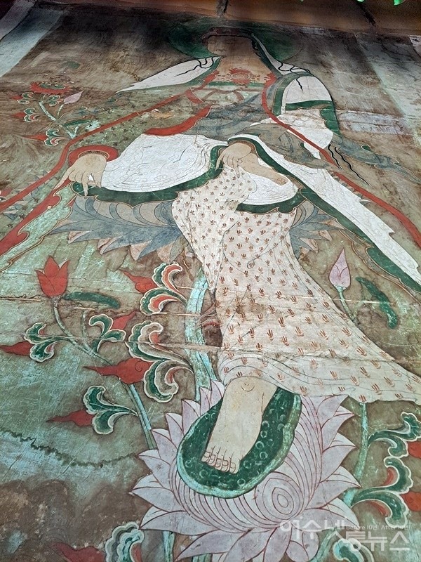 ▲ 여수 흥국사 대웅전 뒷벽에 조성된 보물 제1862호 관음보살 벽화다. ⓒ조찬현