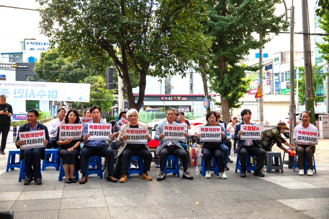 ▲ 27일, 여수 촛불문화제 참석자들이 ‘특별재판부 설치하라’라고 적힌 피켓을 들고 마음을 모으고 있다. ⓒ여수 촛불행동