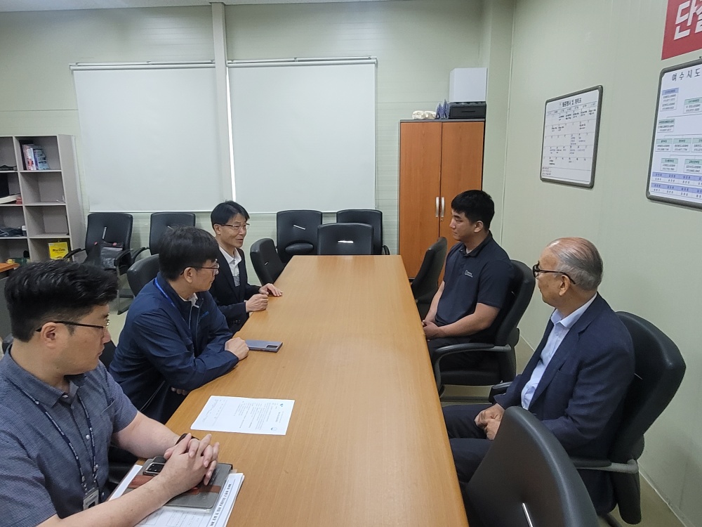 ▲ 송병구 이사장(왼쪽 앞), 정한샘 노동조합 위원장(오른쪽 앞) ⓒ여수시도시관리공단