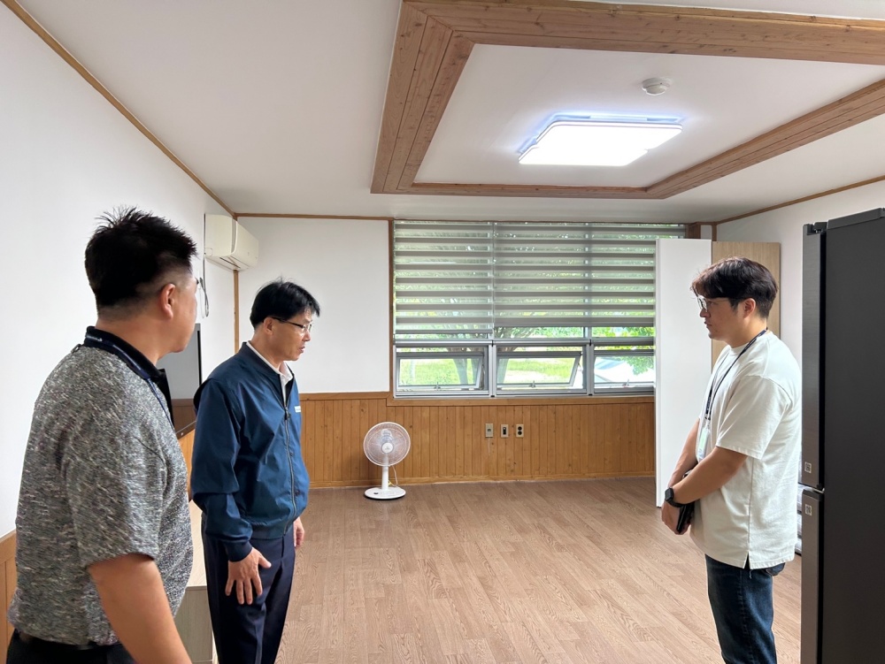 ▲ 송병구 이사장이 봉황산자연휴양림 보고를 받고 있다. ⓒ여수시도시관리공단