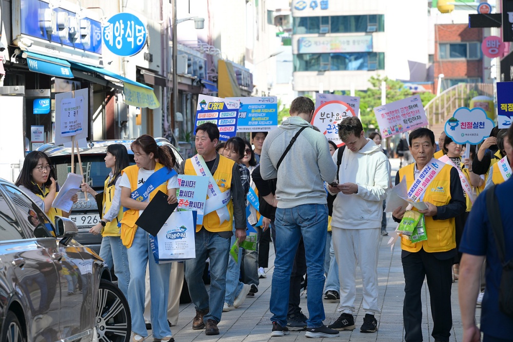 ▲지난 9월 23일 이순신광장 일원에서 민‧관 합동 친절관광 캠페인을 펼쳐 추석 연휴와 2026여수세계섬박람회를 앞두고 손님맞이 준비와 친절 서비스 강화에 선제적으로 나섰다. ⓒ여수시