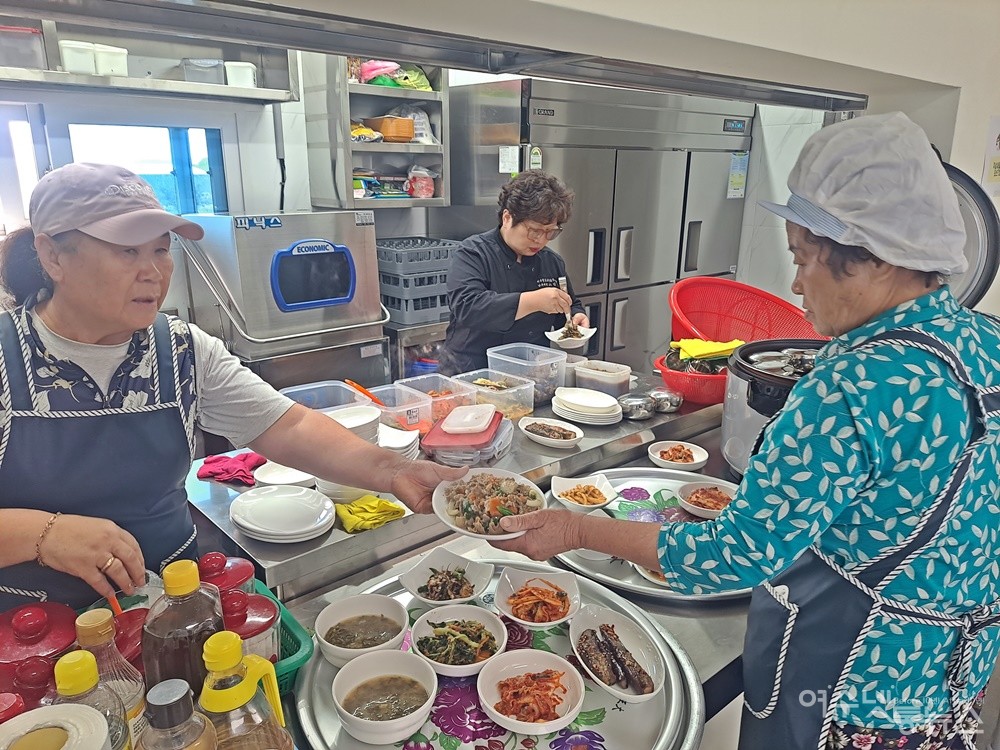 ▲ 여수향토문화요리학원 김명진 원장과 봉강마을 어르신이 음식을 준비하고 있다. ⓒ조찬현