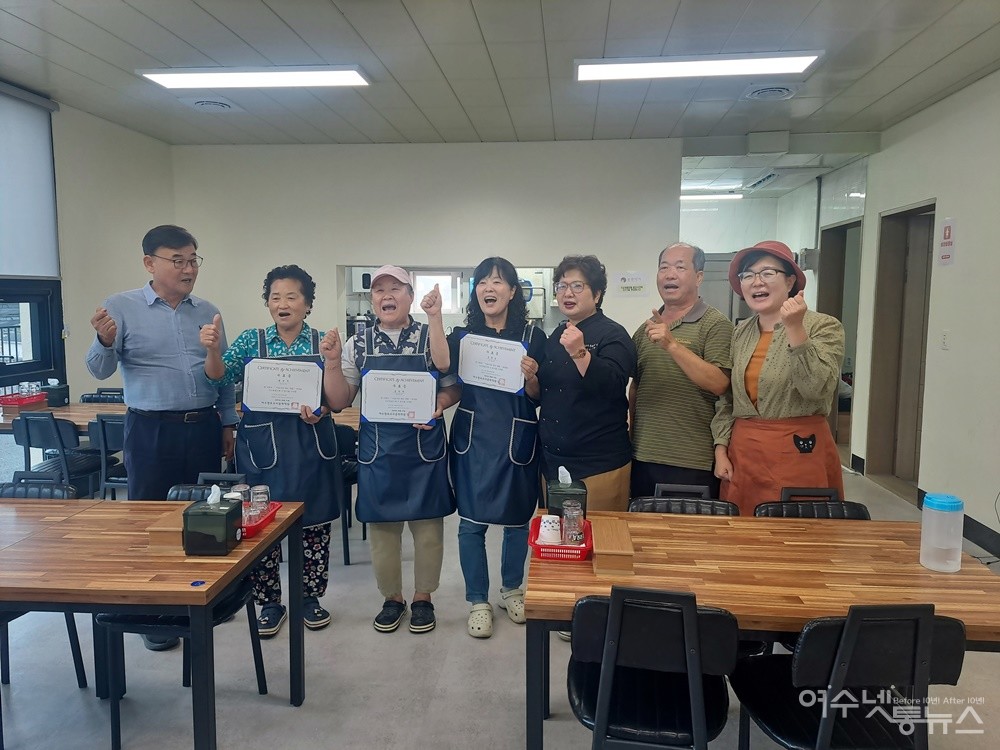 ▲ 여수 봉강마을 도시재생 ‘새뜰마을 식당’ 관계자들이 파이팅을 외치고 있다. ⓒ조찬현