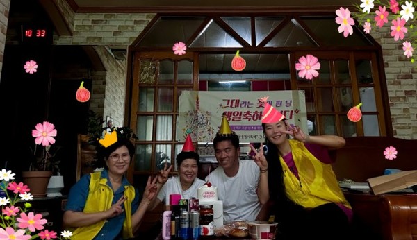▲ 생일축하파티를 한 후, 이용자와 직원들의 기념 촬영  ⓒ쌍봉종합사회복지관