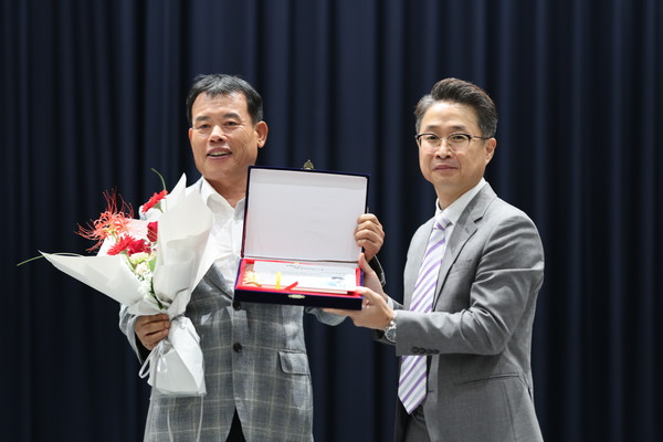 ▲10년 동안 후원해 준 감사에 대한 공로패 수여 ⓒ쌍봉종합사회복지관