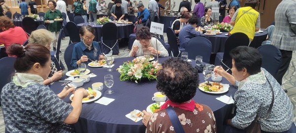 ▲참석한 어르신들의 호텔뷔페 만찬 ⓒ쌍봉종합사회복지관