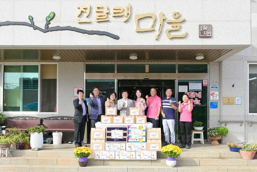 ▲정기명 여수시장이 추석을 맞아 지난 9월 29일부터 30일까지 이틀간 관내 사회복지시설을 방문해 위문품을 전달하고 종사자와 입소자들을 격려했다. ⓒ여수시