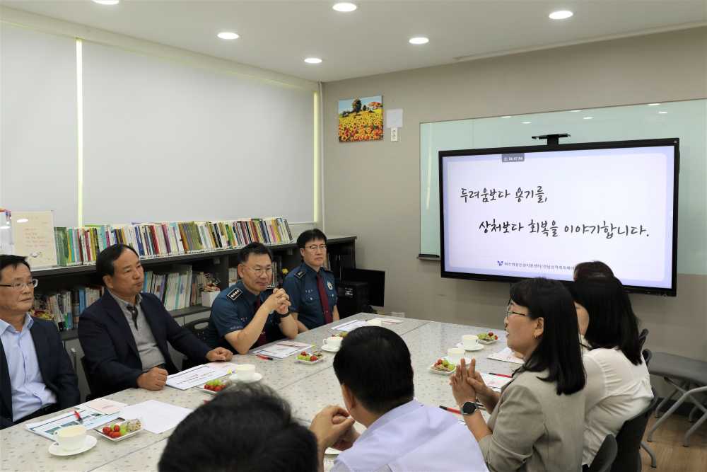 ▲ 여성인권지원센터를 방문해 생필품 등 위문품을 전달 ⓒ여수경찰서