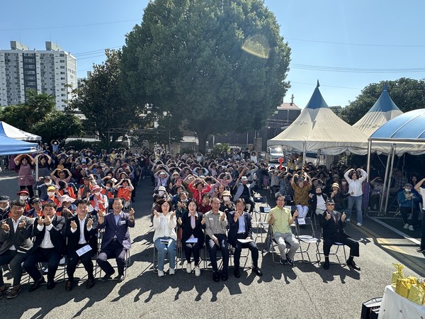 ▲ 내빈 및 어르신 단체 사진