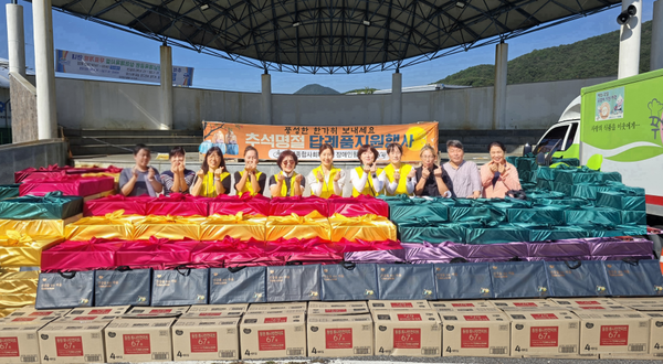 ▲ 명절답례품 전달-활동지원사와 직원 단체사진 ⓒ쌍봉종합사회복지관