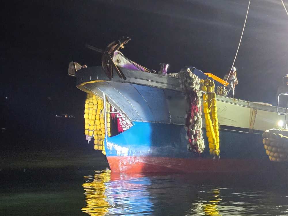 ▲ 사고 현장에 도착한 경찰관이 충돌부위를 확인 중이다. ⓒ여수해양경찰서