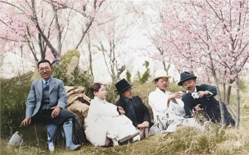 ▲1930년 장군도의 상춘객 사진은 여수 공화동에 있는 ’1923식당‘에 전시되었던 1930년대 장군도 모습이다. 중절모를 쓴 신사들이 나룻배를 타고 가서 유희를 즐기는 모습이다. ⓒ박근세 제공