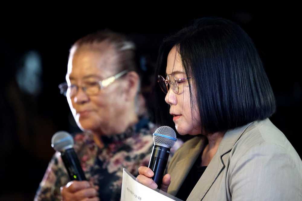 ▲유족과의 만남유족 이숙자 여사와 진행 하는 정미경 작가 ⓒ김인호작가 