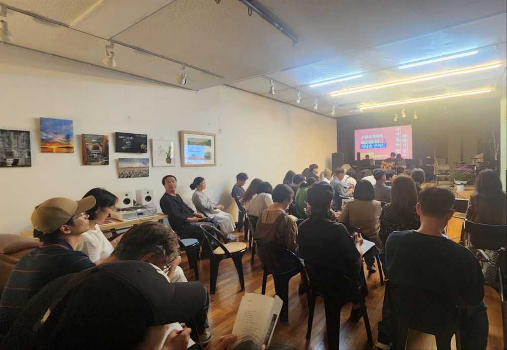 ▲시낭송 콘서트 관객장소 '좋은 공간'에서 함한 사람들 ⓒ김용자