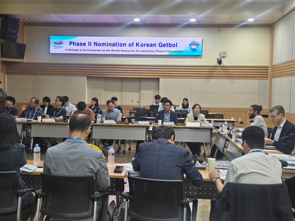 ▲ 지난 9월 26일 여수시청 회의실에서 국가유산청, 해양수산부, 집필진 등의 사전 브리핑이 진행되고 있다.ⓒ여수시