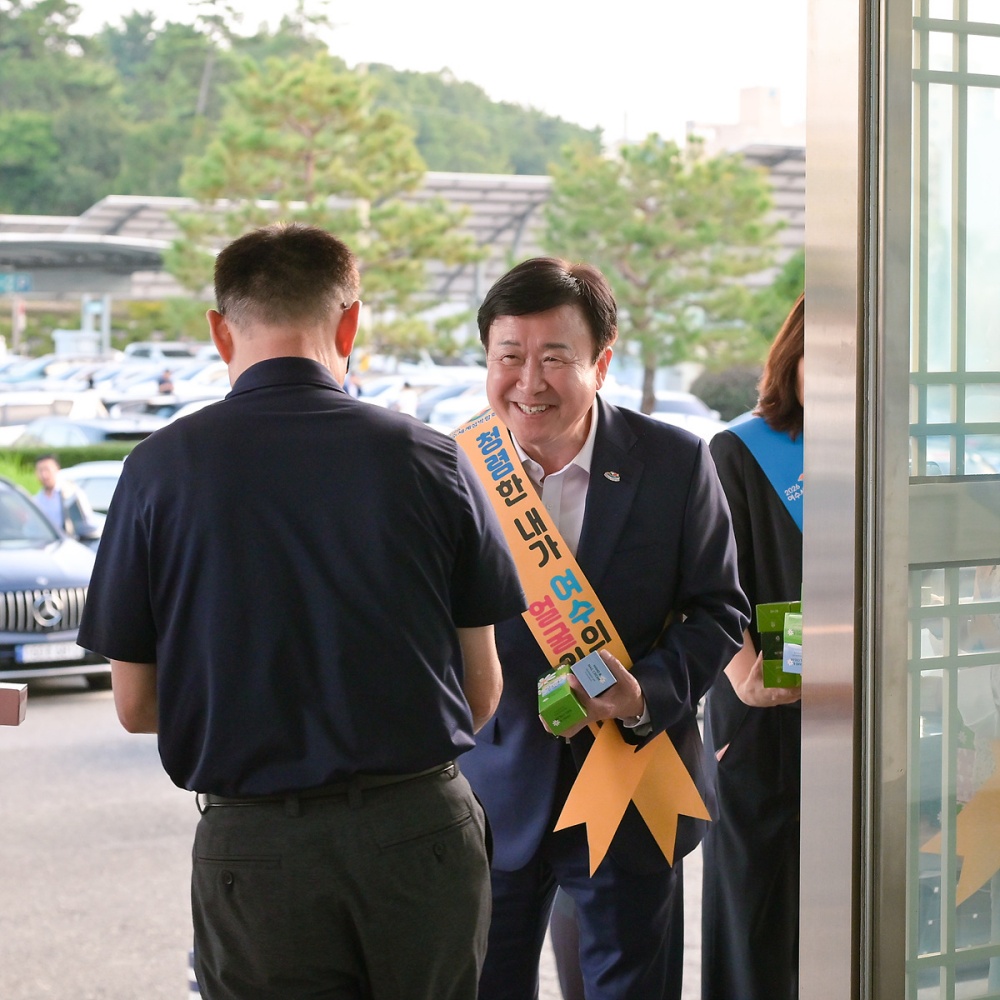 ▲지난 1일 퇴근길 시청 본관 후문에서 추석 명절을 앞두고 ‘청렴한 데이’ 청렴 실천 캠페인을 진행했다. ⓒ여수시