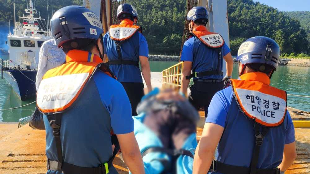 ▲ 여수해경 100톤급 경비정에서 70대 낙상환자를 이송하는 모습 ⓒ여수해양경찰서