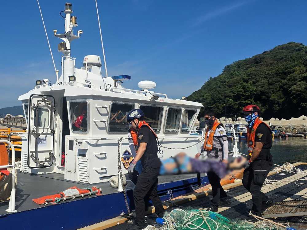 ▲ 여수해경 돌산파출소에서 90대 거동불가 응급환자를 이송하는 모습 ⓒ여수해양경찰서